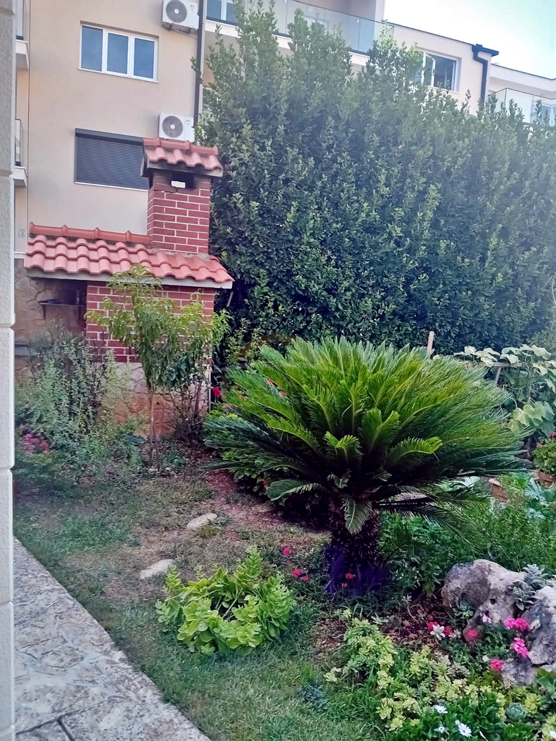 Casa con appartamenti a Okrug Gornji/Čiovo, seconda fila dal mare - 5 appartamenti